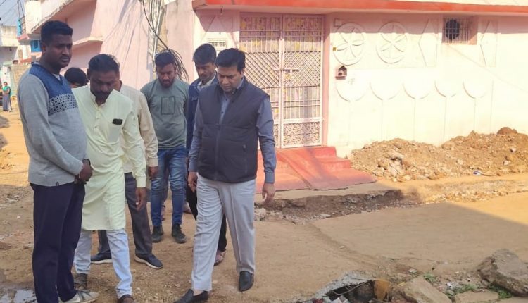 विकास कार्य व समस्याओं का जायजा लेते हुए महापौर धीरज बाकलीवाल