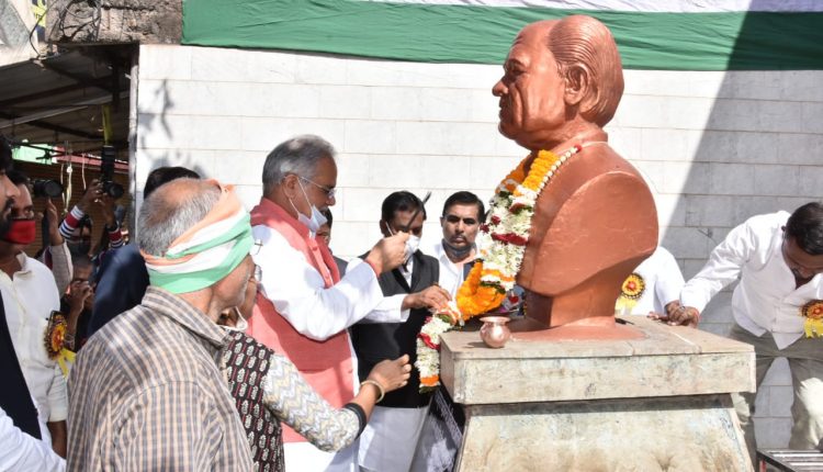 पहले धान बेचकर मोटरसाइकिल लेते थे अब लोग गोबर बेचकर मोटरसाइकिल खरीदते हैं