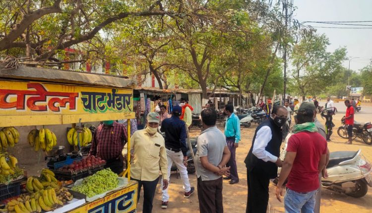सड़क किनारे अतिक्रमण हटाते निगम कर्मचारी